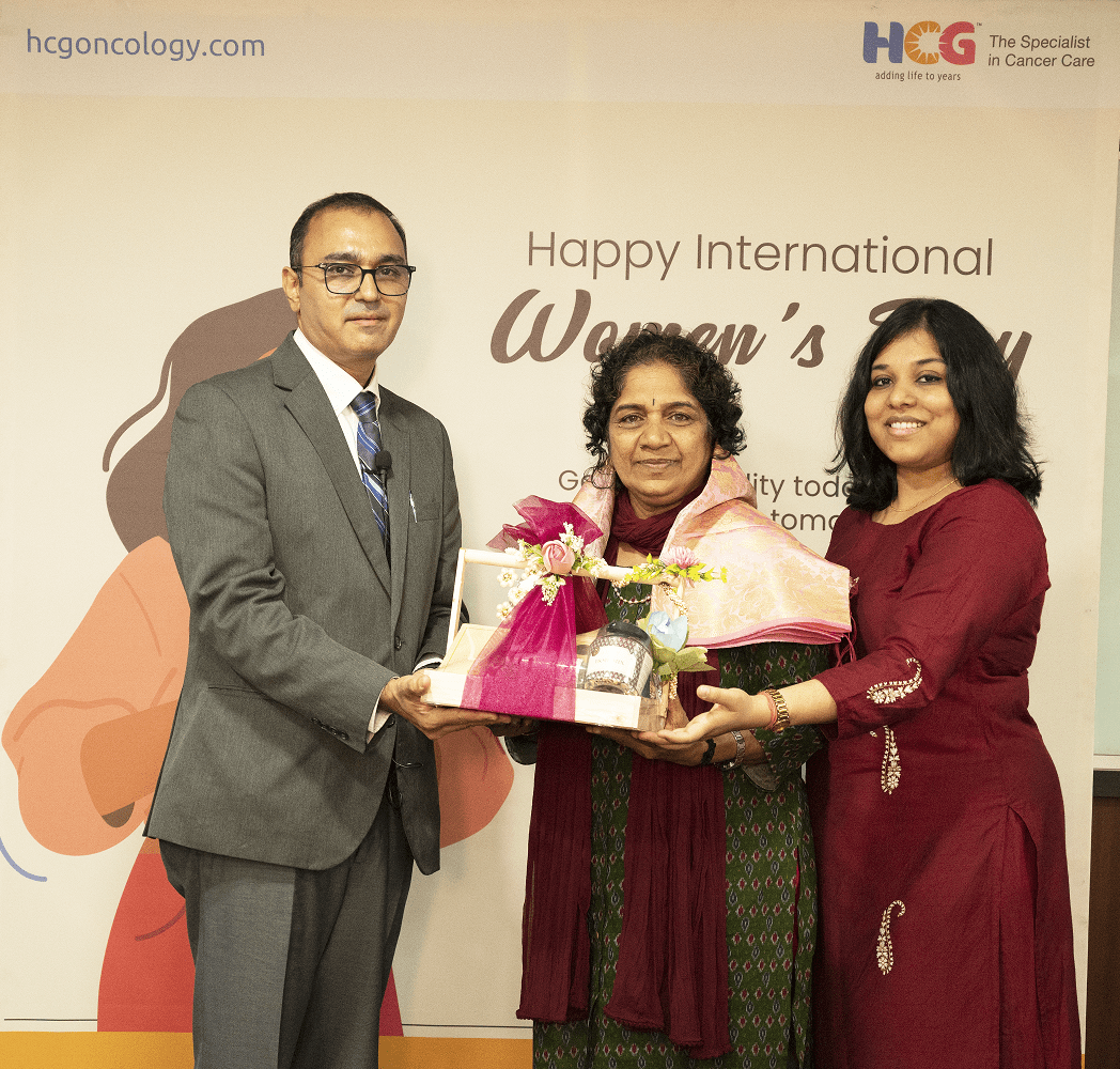 Dr. Vishal Rao and Manisha Kumar, COO felicitating cancer survivor